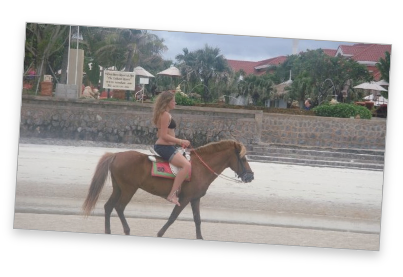 Ridning på hest på stranden