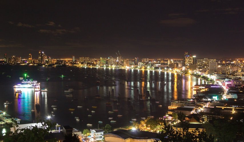 Pattaya skyline om natten